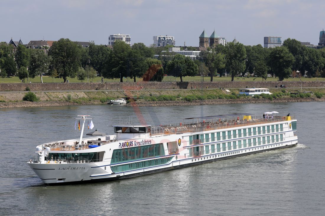 MS Lady Diletta vor der Taufe auf dem Rhein