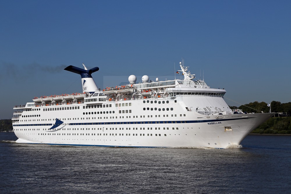MS Magellan auf der Elbe