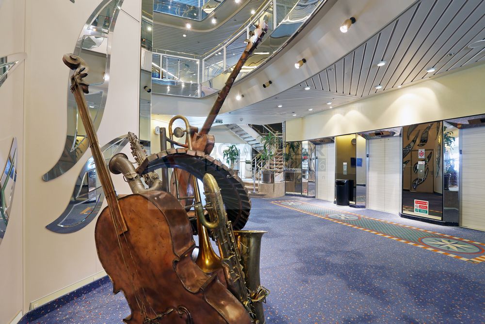 MS Monarch Hecktreppenhaus und kleines Atrium