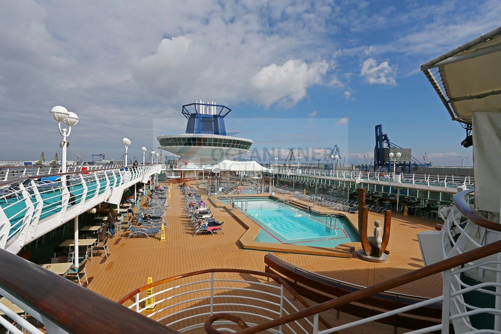 MS Monarch Main Pools und Sonnendecks
