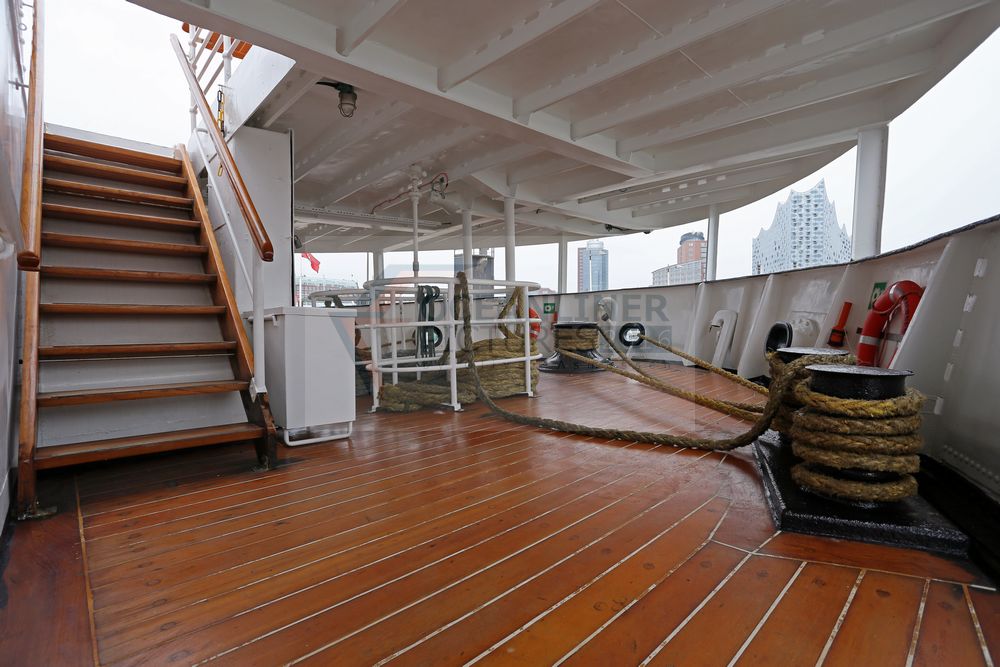 MS Nordstjernen A-Deck achtern mit Treppe zum Promenadendeck, Gangspill und Doppelpoller