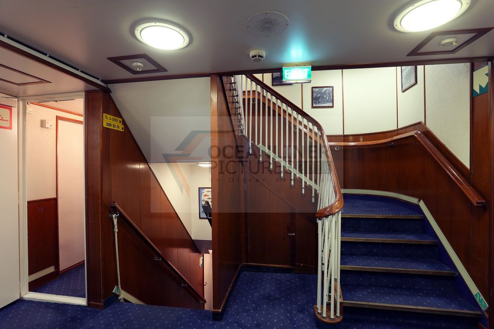 MS Nordstjernen Treppenhaus achtern mit Bildergalerie vom Bau bei Blohm und Voss