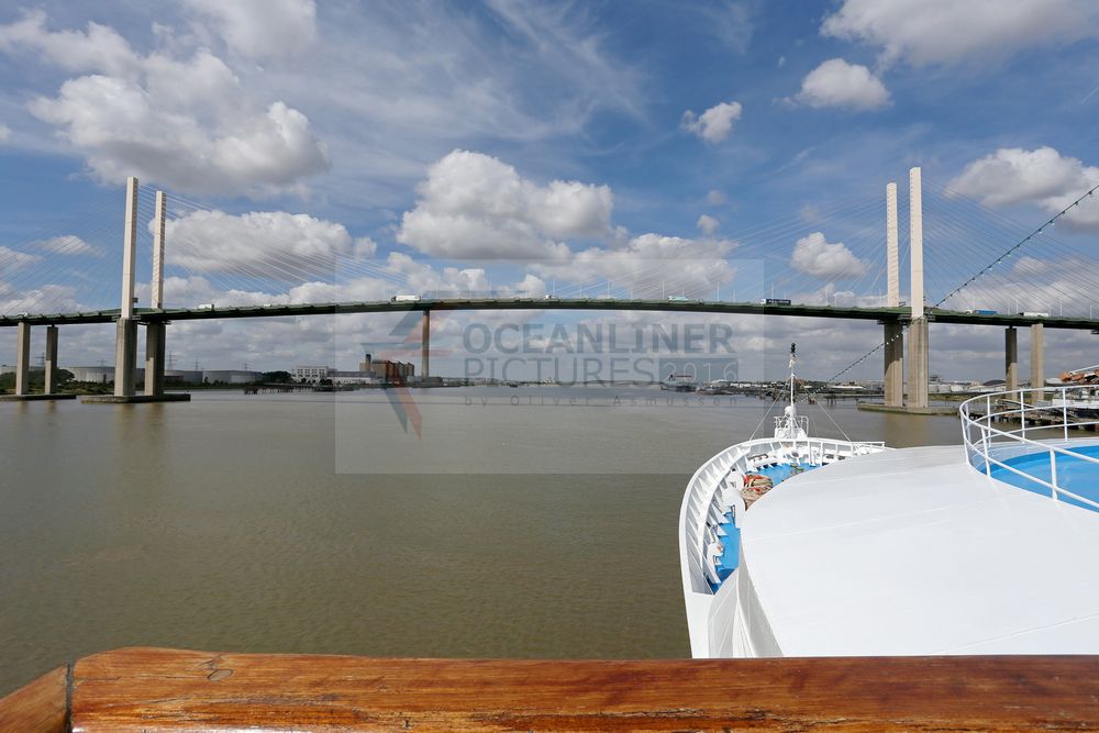 MS Ocean Majesty vor der Queen Elizabeth II Bridge auf der Themse
