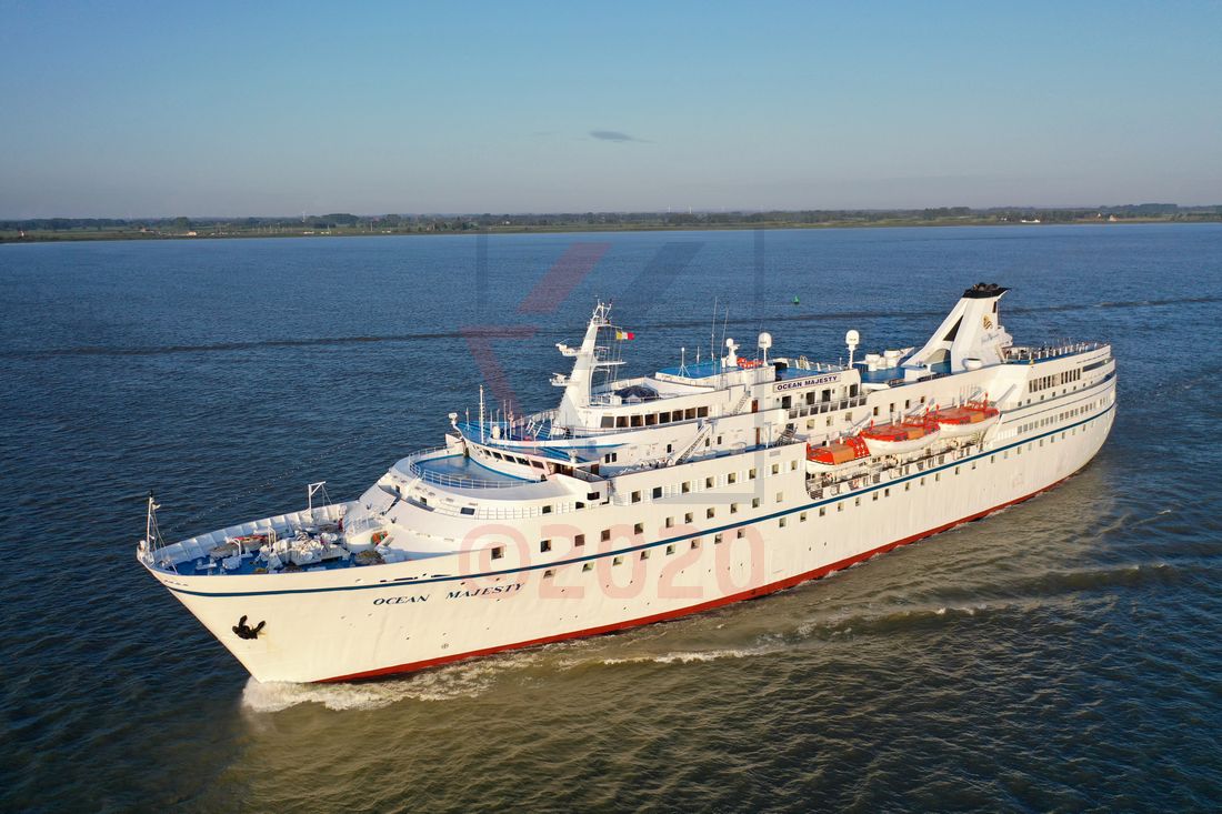 MS Ocean Majesty auf der Elbe in Richtung Hamburg