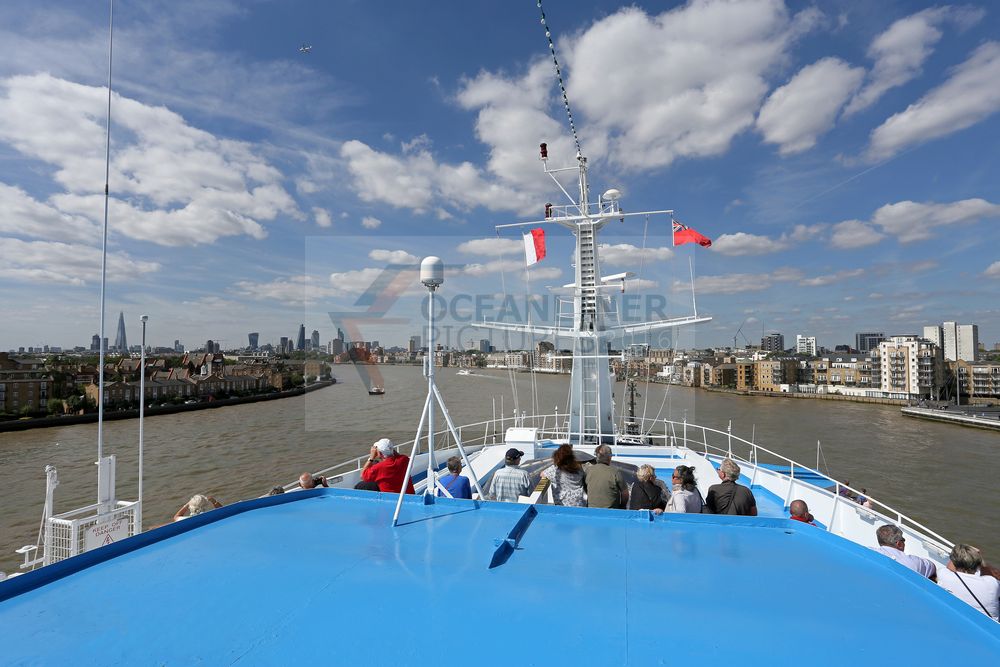 MS Ocean Majesty auf der Themse bei Canary Wharf