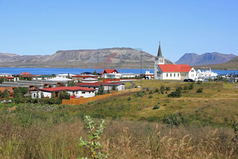MS Ocean Majesty in Grundarfjördur mit Kirche