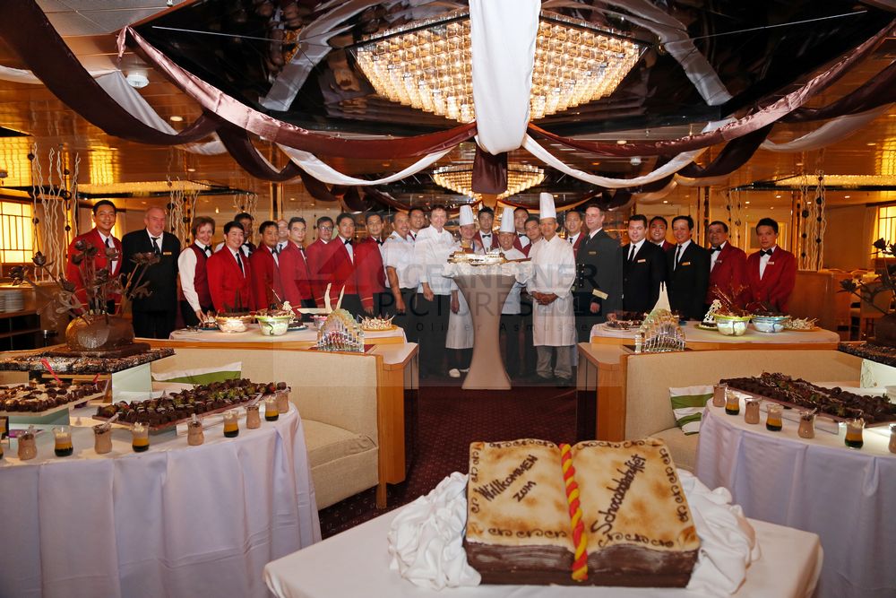 MS Ocean Majesty Service- und Küchenteam mit Schokoladenbuffet