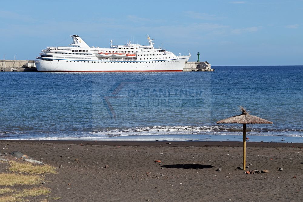 MS Ocean Majesty und der Strand von San Sebastian auf La Gomera