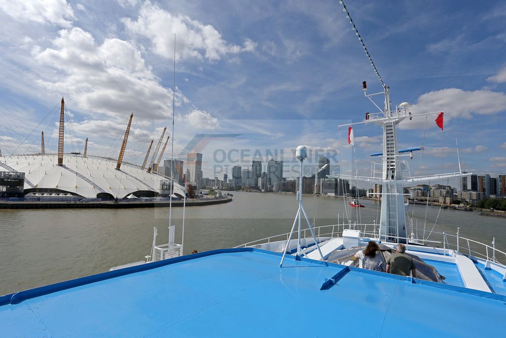 MS Ocean Majesty und O2 Arena in Greenwich, London