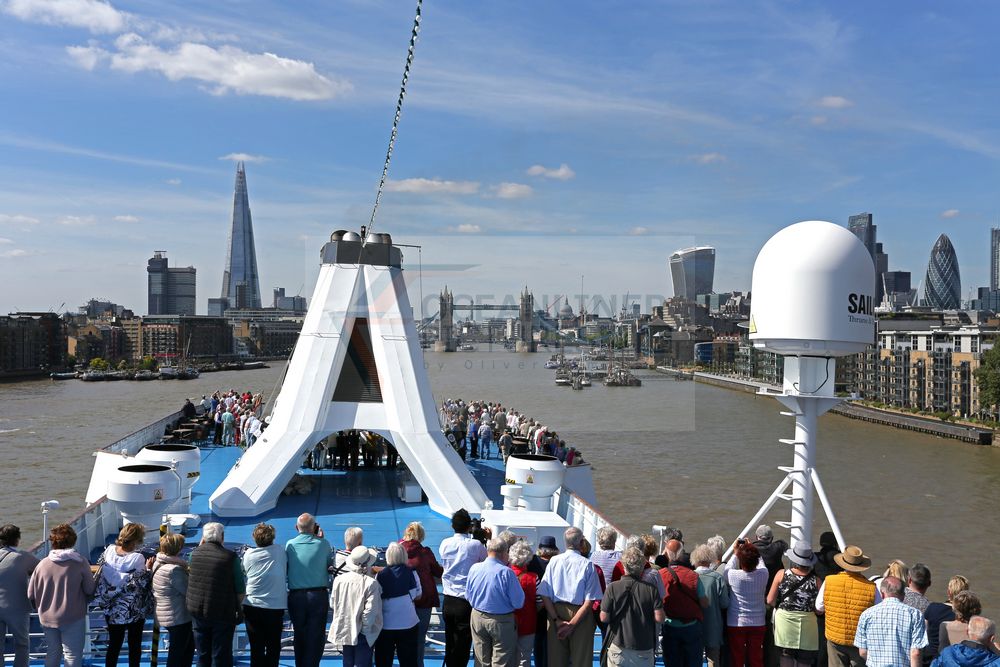 MS Ocean Majesty und The Gherkin rechts im Bild