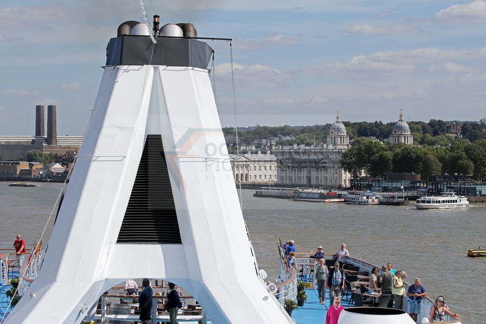 MS Ocean Majesty und University of Greenwich, London