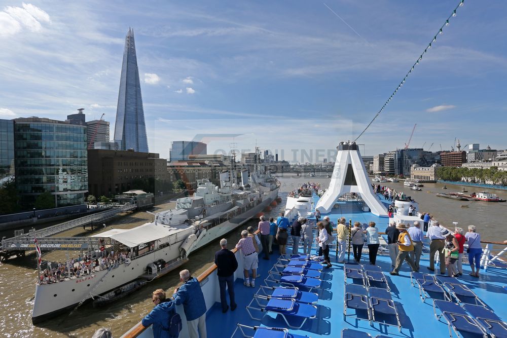 MS Ocean Majesty vor dem Liegeplatz an der HMS Belfast in London