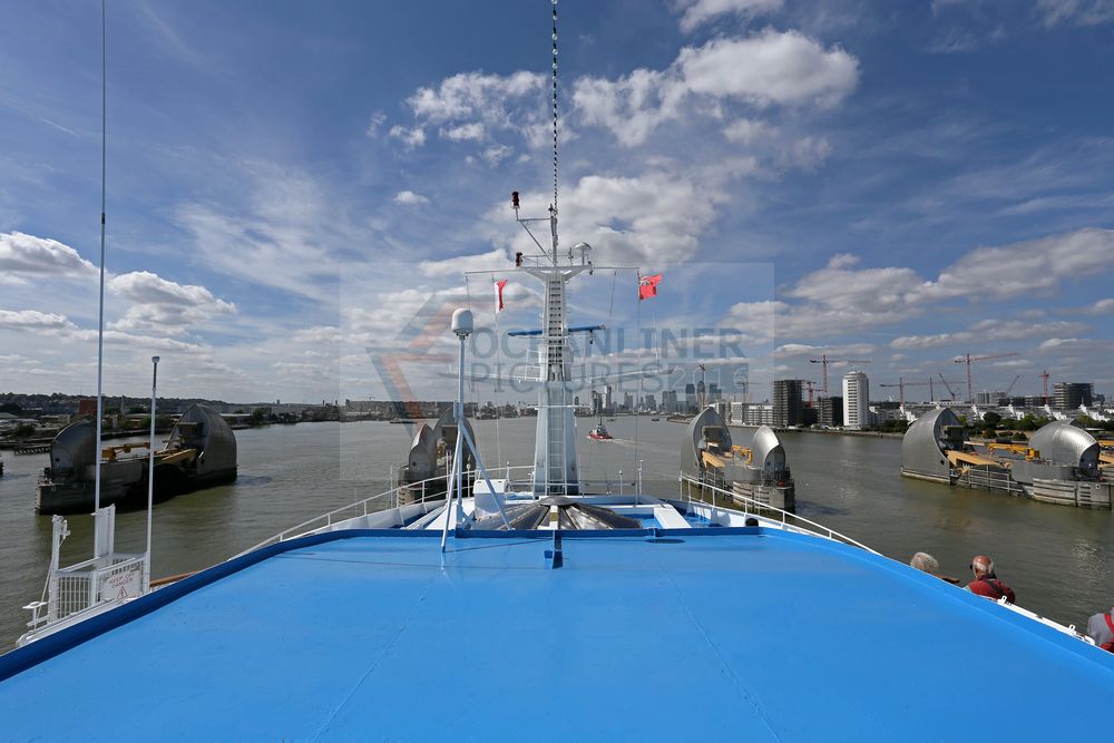 MS Ocean Majesty vor der Thames Barrier