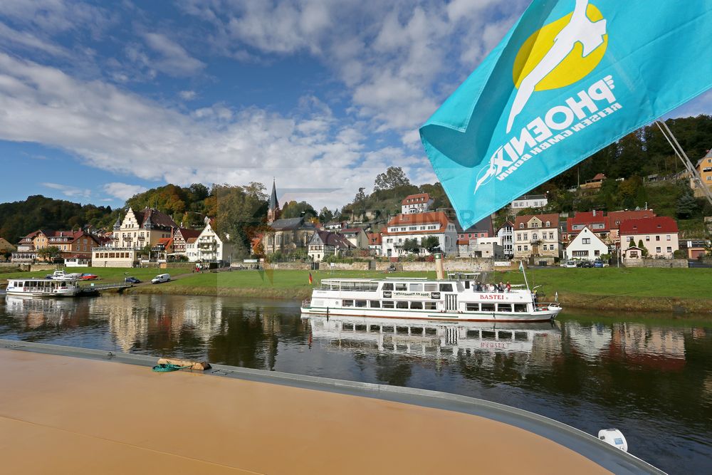 MS Saxonia passiert Stadt Wehlen im Elbsandsteingebirge