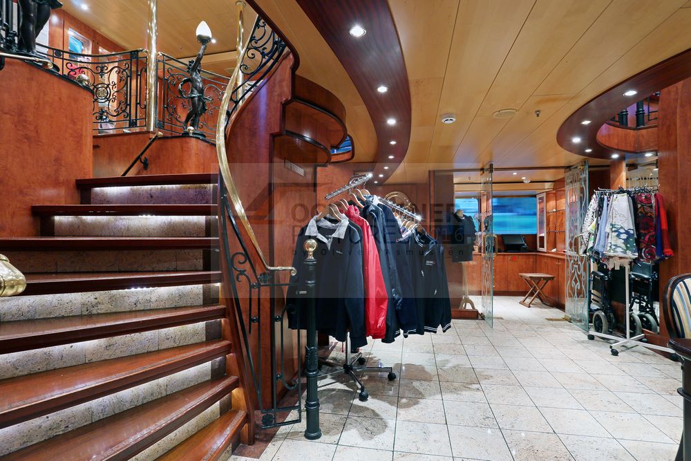 MS Saxonia Shop und Treppenaufgang