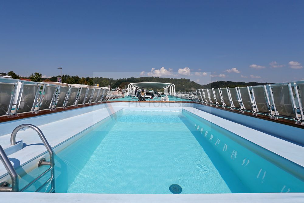 MS Sofia Pool auf dem Sonnendeck MS Sofia Pool auf dem Sonnendeck