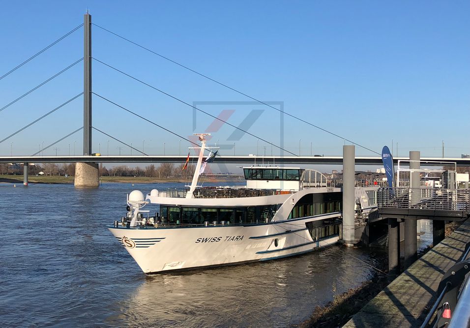 MS Swiss Tiara am Anleger in Düsseldorf