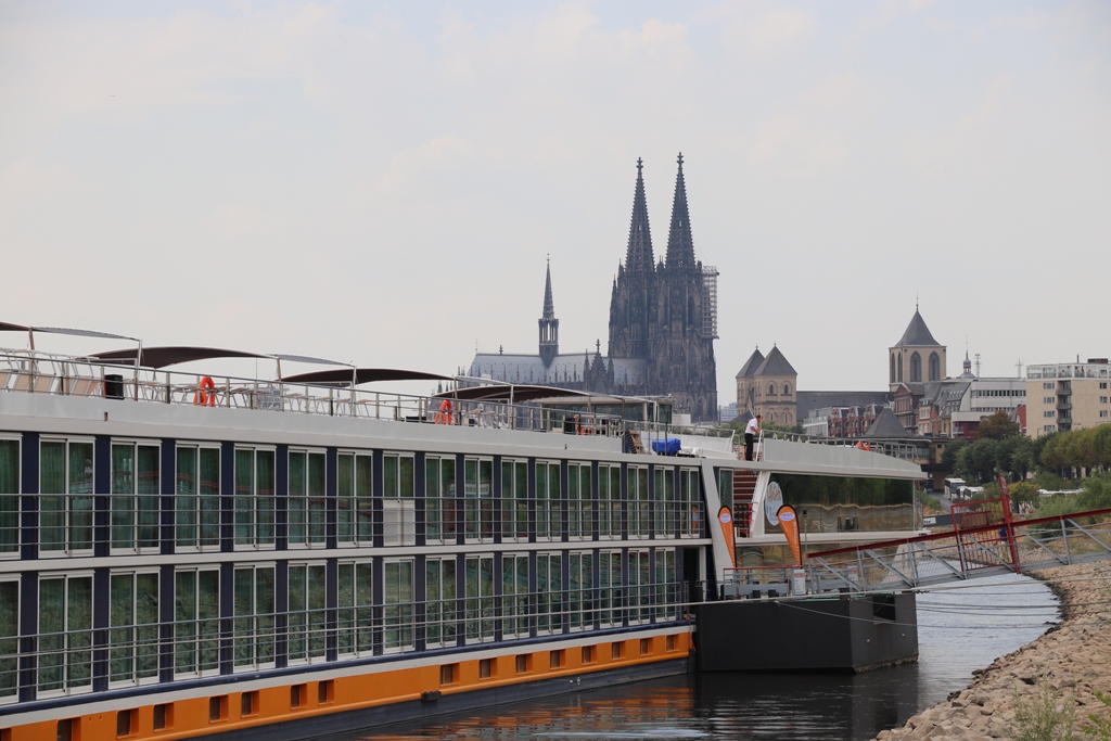 MS VistaStar von 1a Vista Reisen vor Köln Panorama