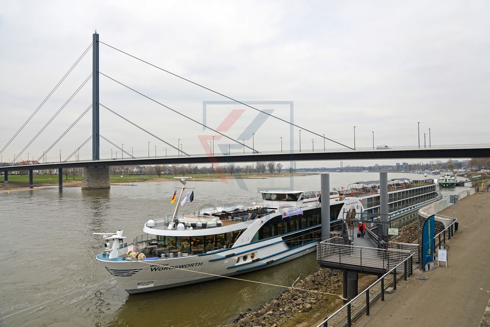 MS William Wordsworth am Anleger in Düsseldorf
