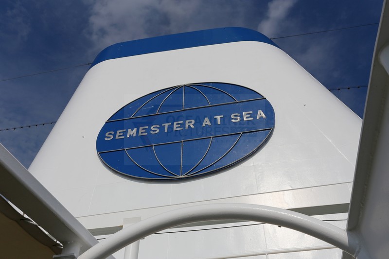 MS World Odyssey Semester at Sea Logo am Schornstein