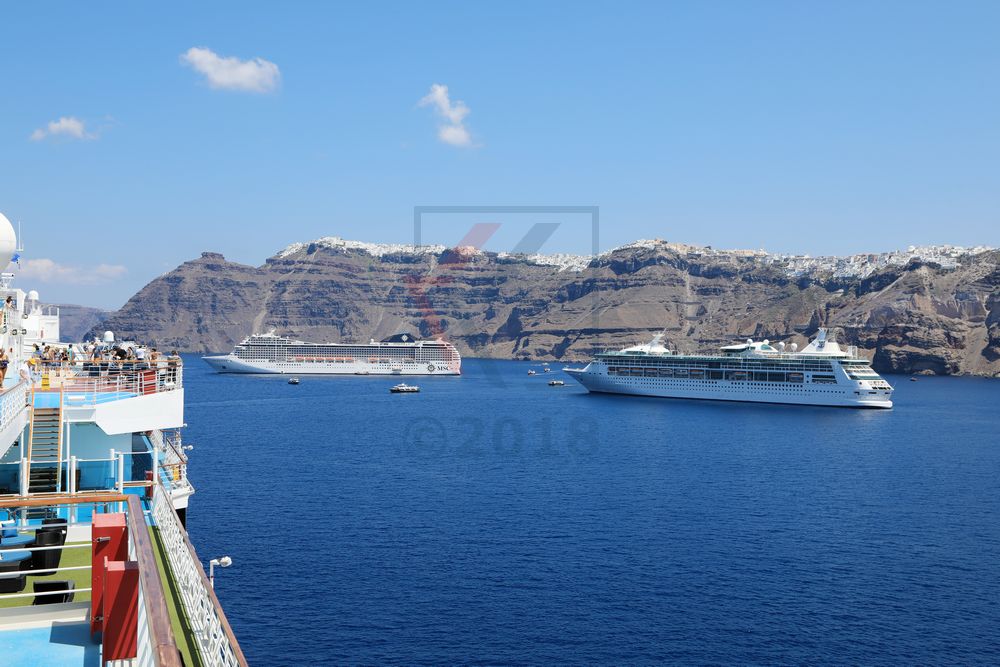 MSC Musica und Rhapsody of the Seas vor Santorin