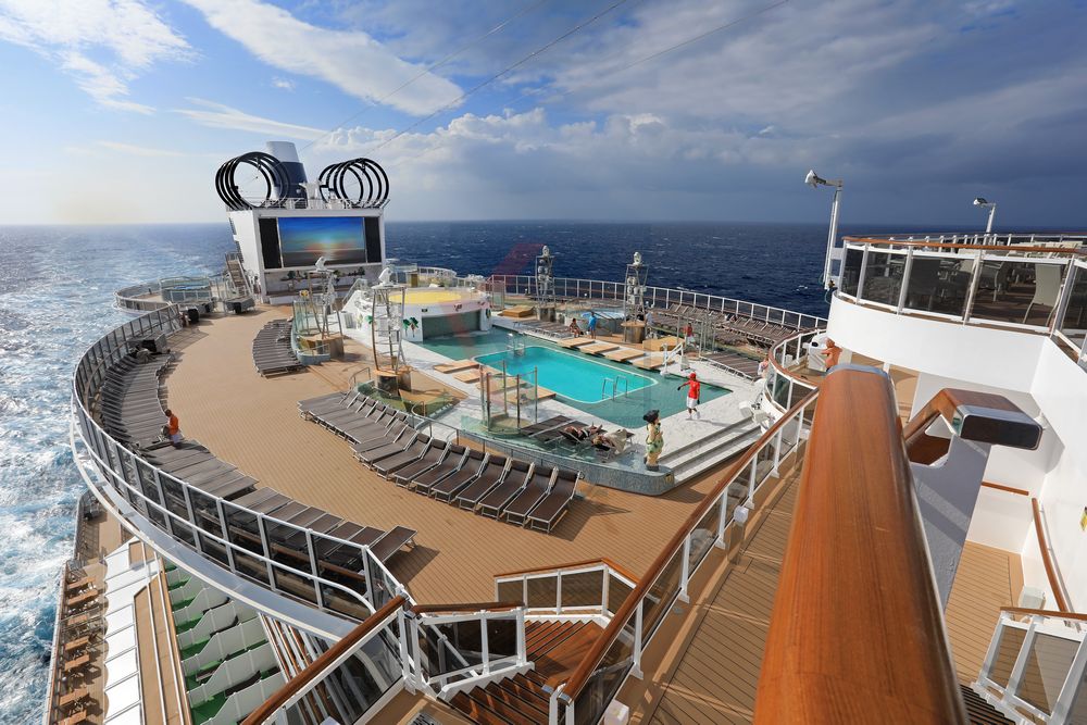 MSC Seaview Panoramablick auf Panorama Pool und Sonnendeck MSC Seaview Panoramablick auf Panorama Pool und Sonnendeck