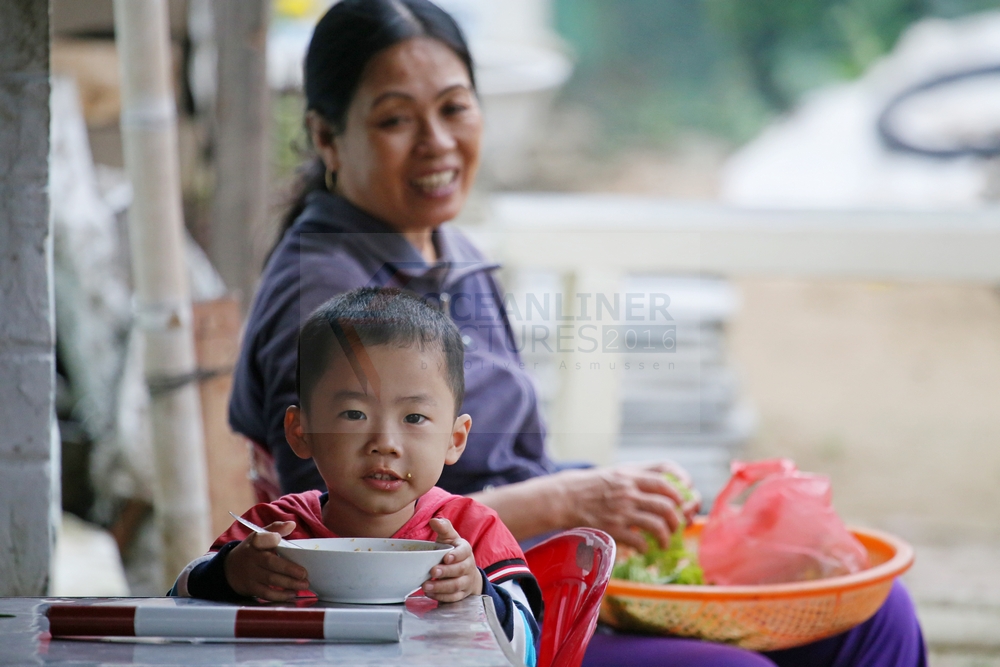 Mutter mit Kind in Hoi An, Vietnam, 05.02.2016