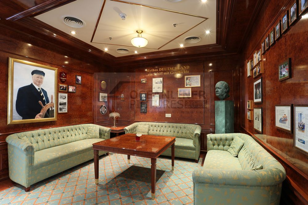 Mythos Deutschland, ein Kreuzfahrtschiff mit Geschichte, Gorbatschow-Bueste, Peter Deilmann Gemaelde