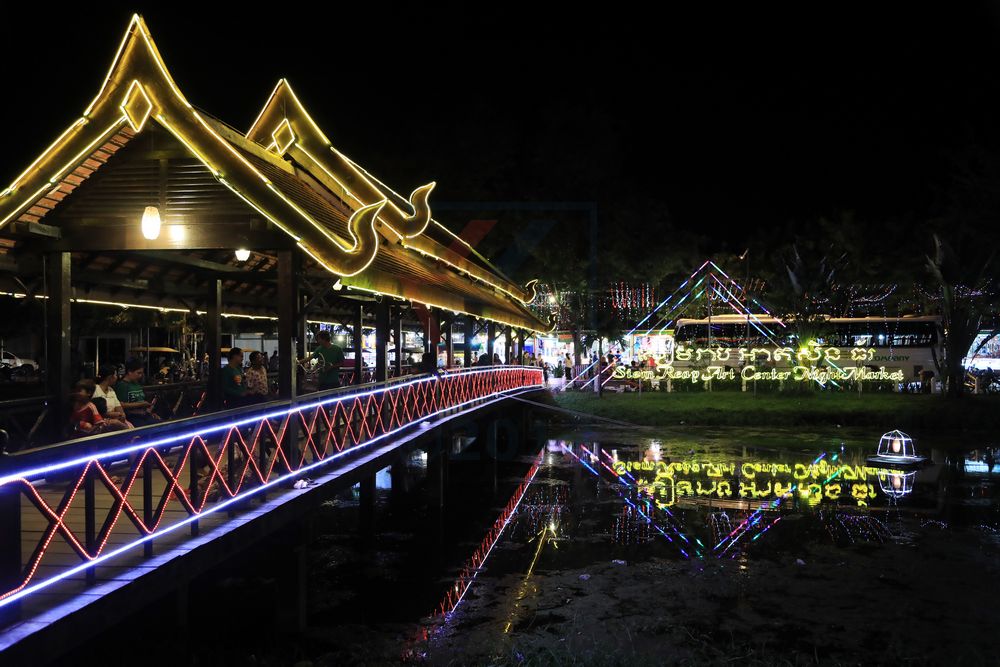 Nachtmarkt mit beleuchteter Brücke am Siem Reap Fluss, Kambodscha Nachtmarkt mit beleuchteter Brücke am Siem Reap Fluss, Kambodscha