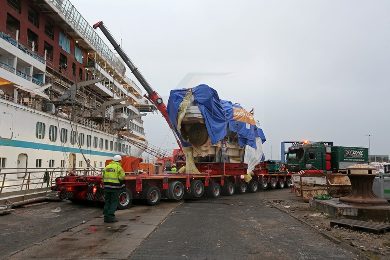 neuer 12V32 Wartsila Motor MS Artania 22.10.2014 neuer 12V32 Wartsila Motor MS Artania 22.10.2014