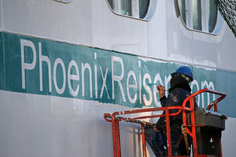 neuer Schriftzug Phoenix Reisen auf Bordwand MS Artania 02.11.2014 neuer Schriftzug Phoenix Reisen auf Bordwand MS Artania 02.11.2014