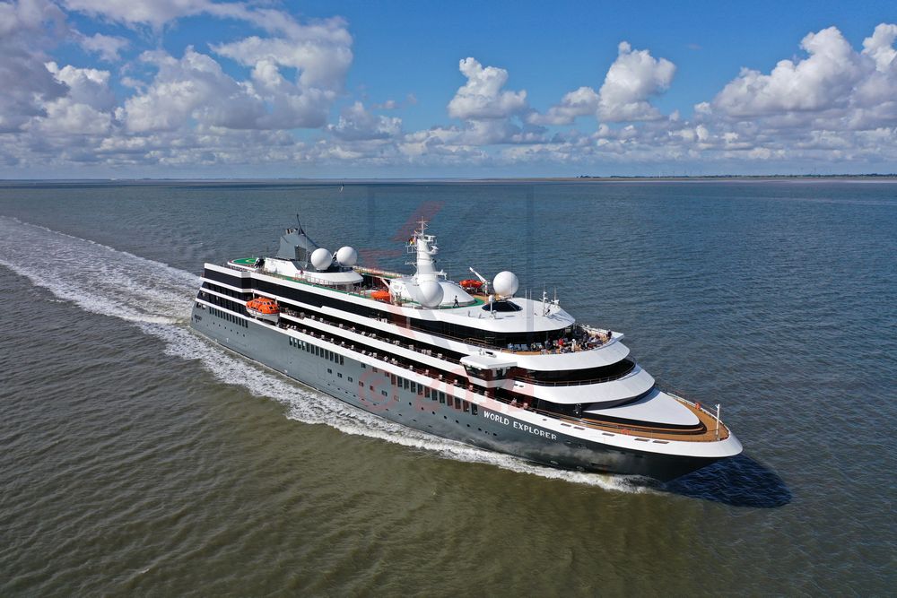 nicko cruises World Explorer auf der Elbe in Richtung Hamburg