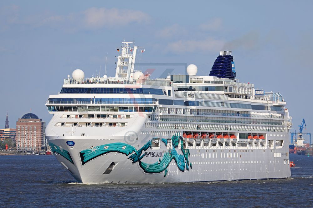 Norwegian Jade auf der Elbe in Hamburg