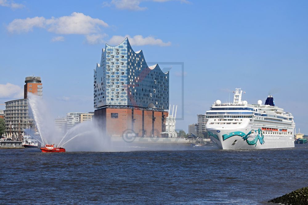 Norwegian Jade vor Elbphilharmonie Hamburg mit Wasserfontänen 04.06.2017