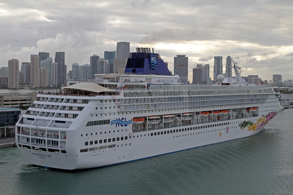 Norwegian Sky im Hafen von Miami