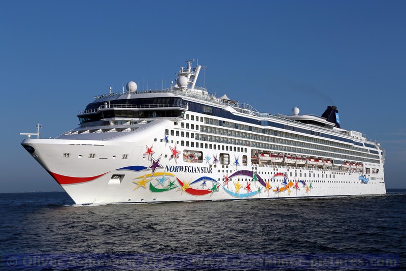 Norwegian Star einlaufend Warnemuende