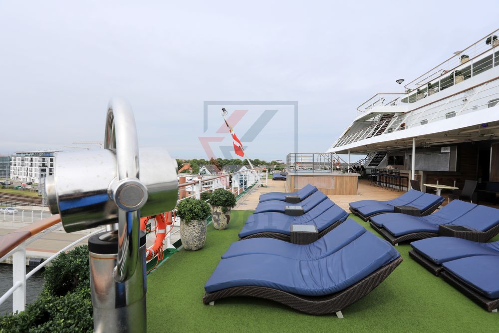 Oasis Bar, sundeck, hot tubs MS Columbus Deck 08