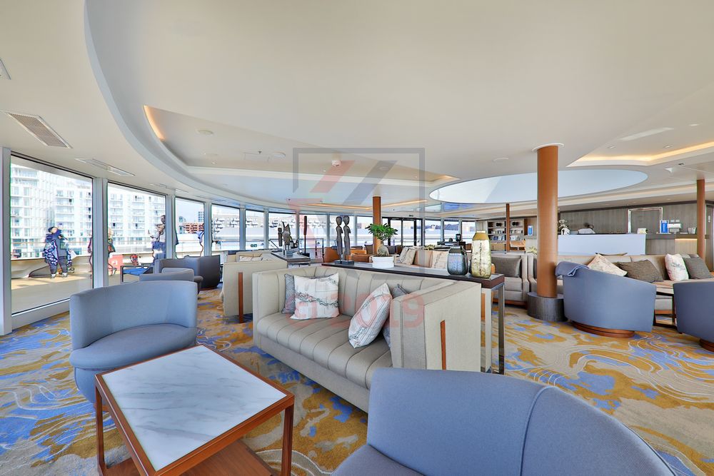 Observation Lounge mit Bar World Explorer