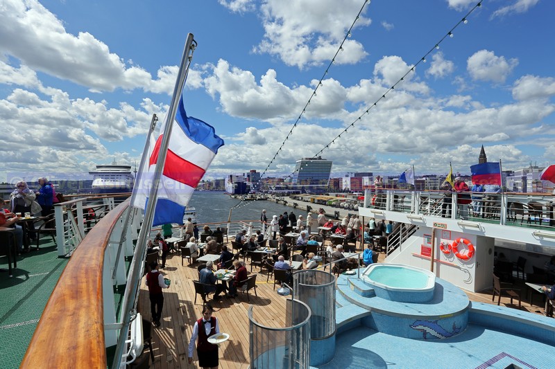 Ocean Majesty auslaufend Kiel mit Blick vom Pooldeck