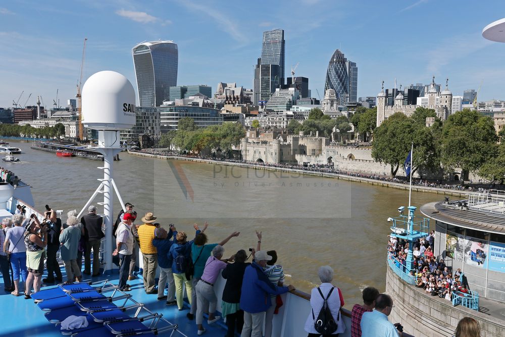 Ocean Majesty bei der Durchfahrt unter der Tower Bridge in London