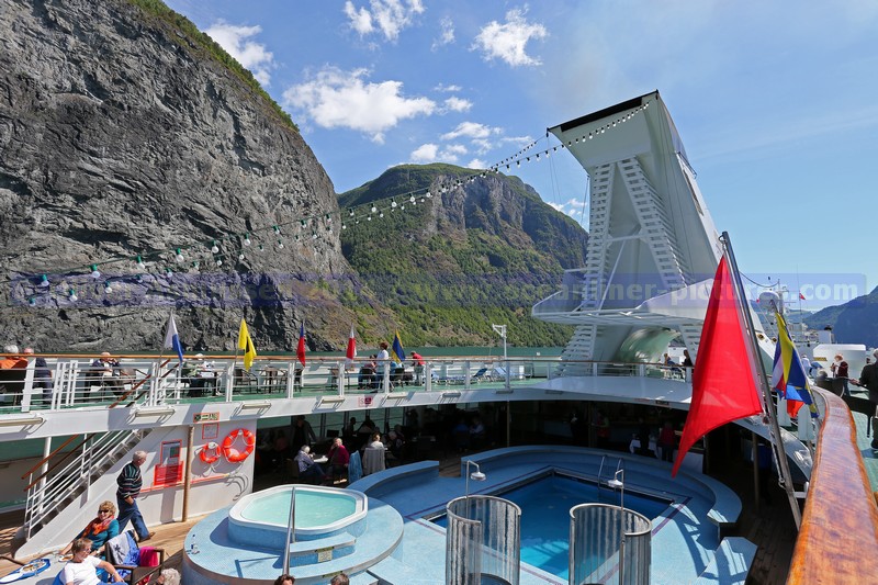 Ocean Majesty im malerischen Sognefjord Ocean Majesty im malerischen Sognefjord