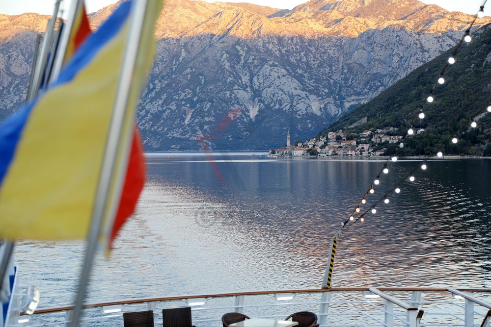 Ocean Majesty in der Bucht von Kotor, Montenegro Ocean Majesty in der Bucht von Kotor, Montenegro