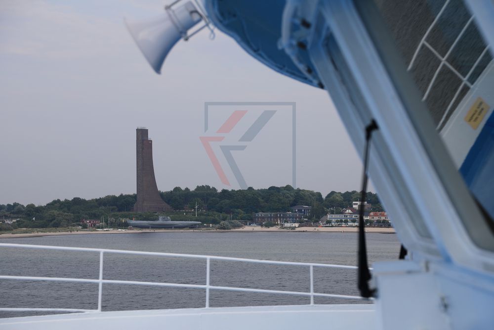 Ocean Majesty passiert Marine-Ehrenmal in Laboe