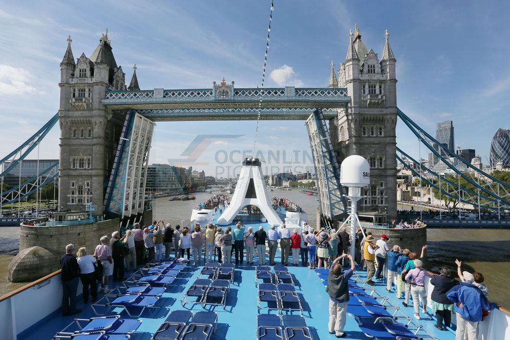 Ocean Majesty vor der Durchfahrt unter der Tower Bridge in London