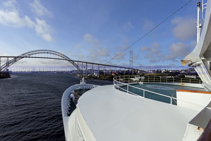Ocean Majesty vor der Karmsundbrua in Haugesund