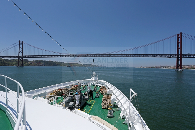 Ocean Majesty vor der Bruecke 25 de Abril in Lissabon