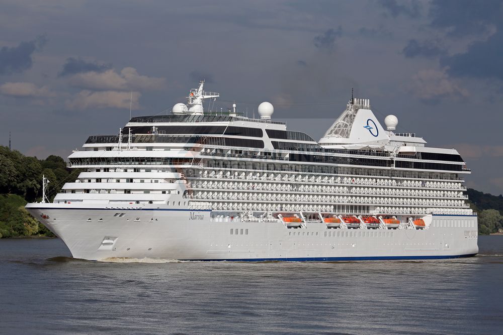 Oceania Cruises Marina auf der Elbe im Sommer 2016