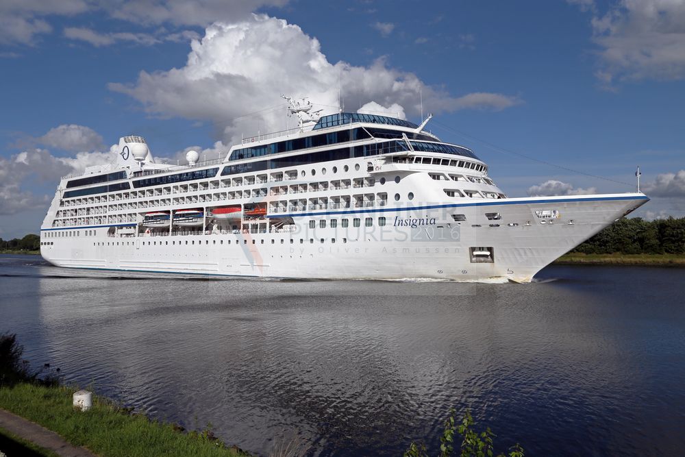 Oceania Cruises MS Insignia auf dem Nord-Ostsee-Kanal im Sommer 2016 Oceania Cruises MS Insignia auf dem Nord-Ostsee-Kanal im Sommer 2016