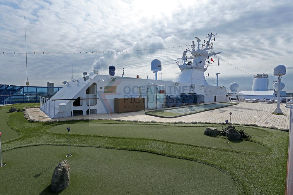 Oceania Cruises MS Nautica Golf Putting Green, Shuffleboard und Sonnendeck