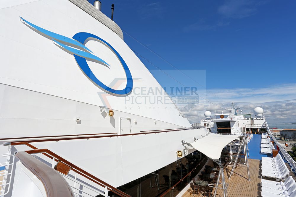 Oceania Cruises MS Riviera Schornstein und Blick auf das Sonnendeck Oceania Cruises MS Riviera Schornstein und Blick auf das Sonnendeck